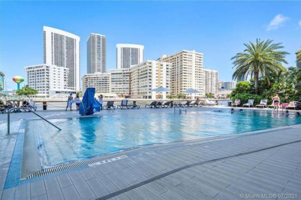 Luxury Condo Steps From Beach Hallandale Beach Exterior foto